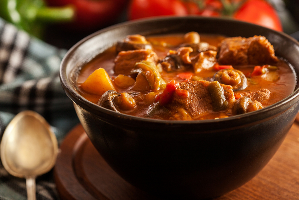 Spezzatino al sugo piccante con patate